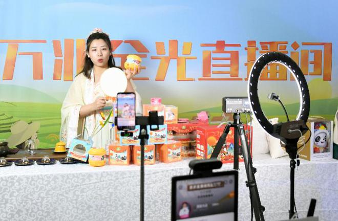 电商大数据发布去年男性各类商品消费占比均高于女性(图2) 电商大数据发布去年男性各类商品消费占比均高于女性(图2)